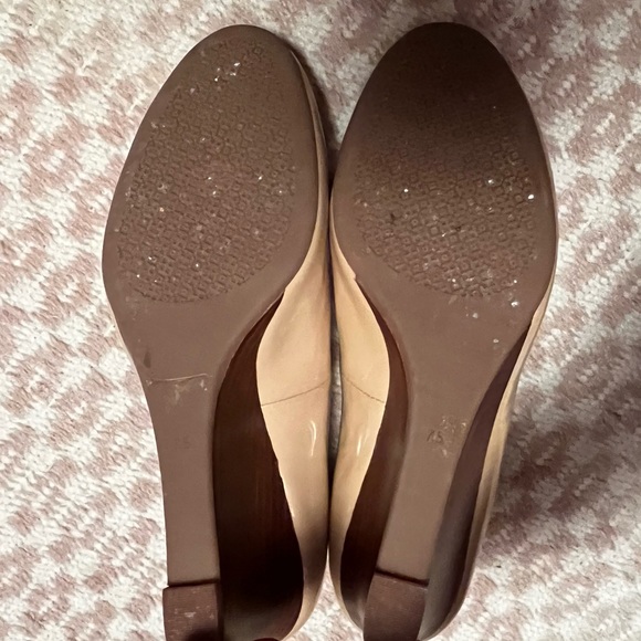 Tory Burch Twiggie 65mm Wedge, Super Soft Patent in Light Oak - Picture 2 of 5